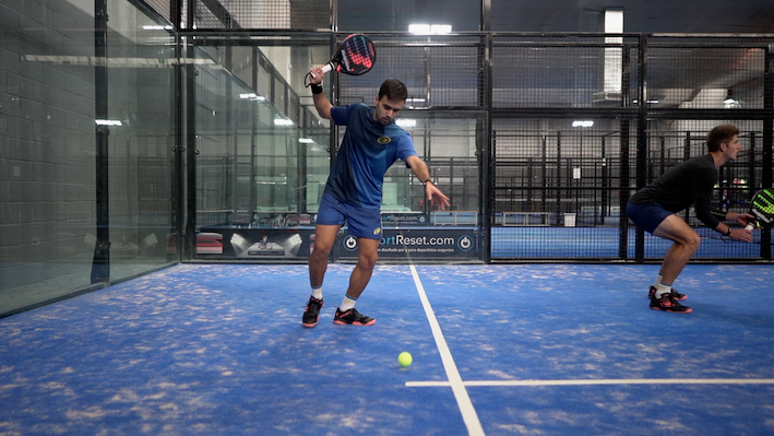 How to serve in padel