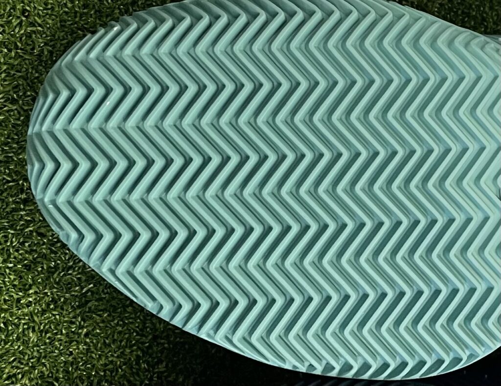 Guide to buying padel shoes: the herringbone pattern.